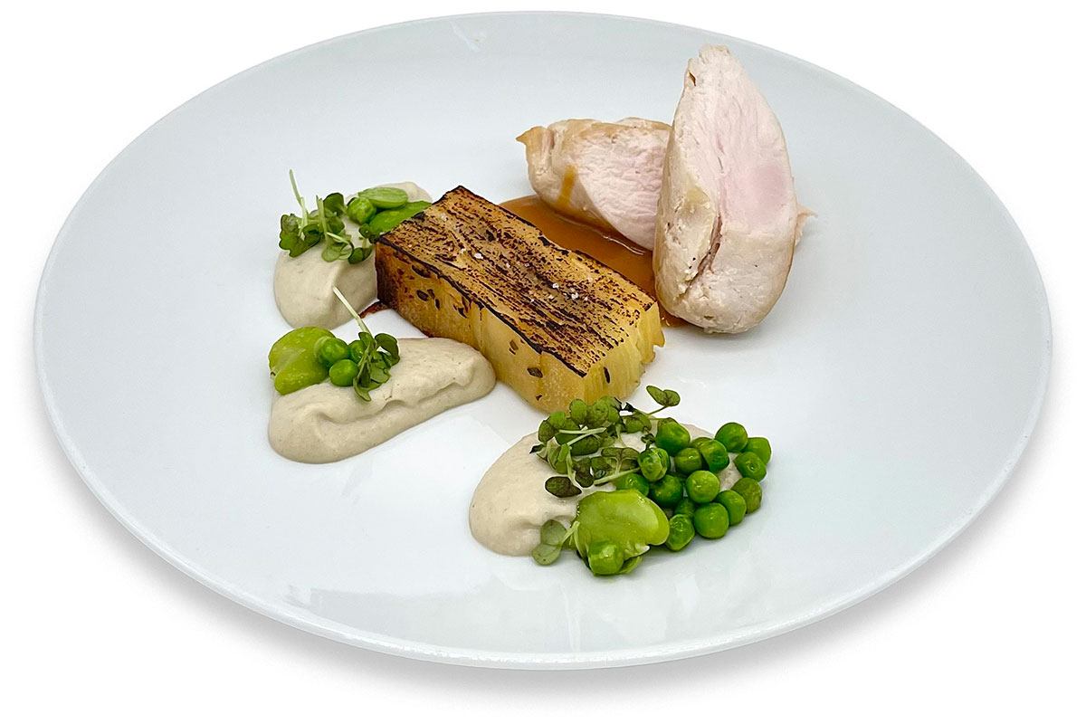 Ballotine de volaille cuite en basse température servie avec son accompagnement de saison