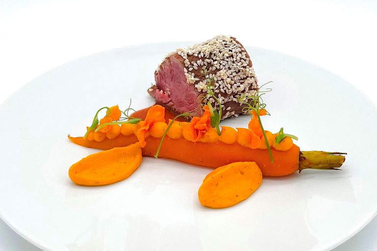 Assiette raffinée aux accords subtils et visuels soignés