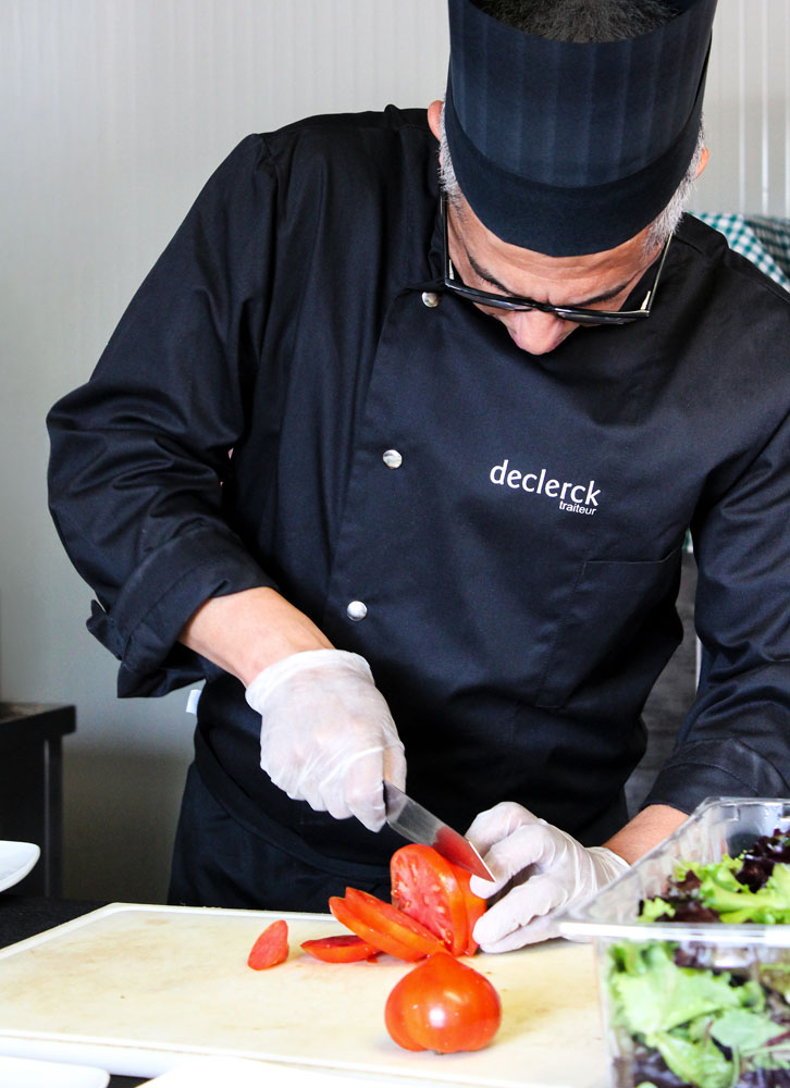 Chef cuisinier en cours de préparation culinaire