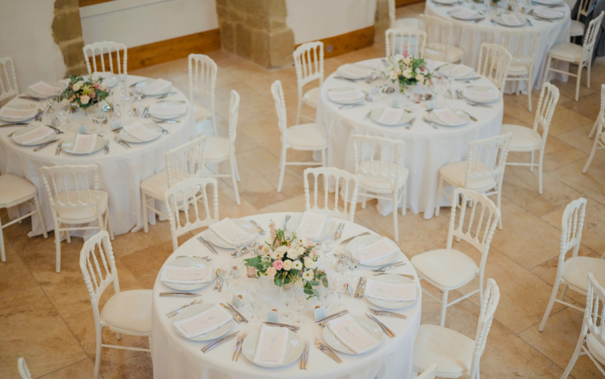 Vue de la salle de la Bastide de la Jonchère avec tables décorées