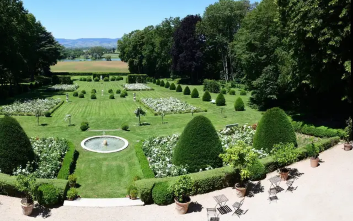 Vue extérieure des jardins du Château de Chavagneux