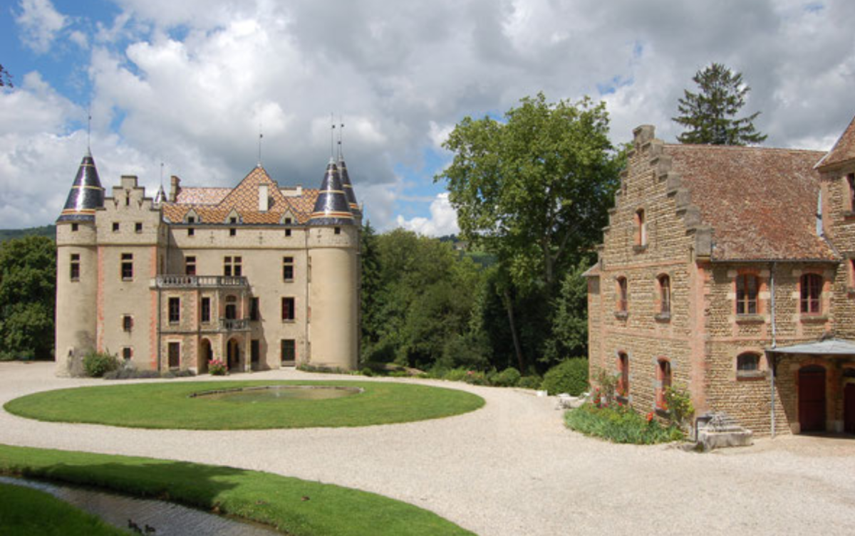 chateau-de-pupetieres-1200x753