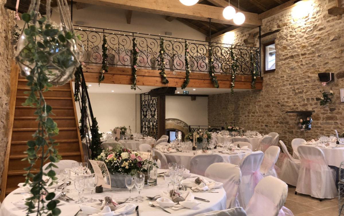 Vue intérieure du Domaine de Bénévent avec tables dressées