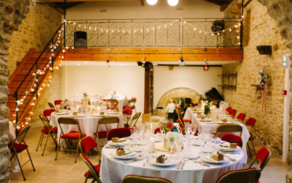 Vue intérieure du Domaine de Bénévent avec tables dressées