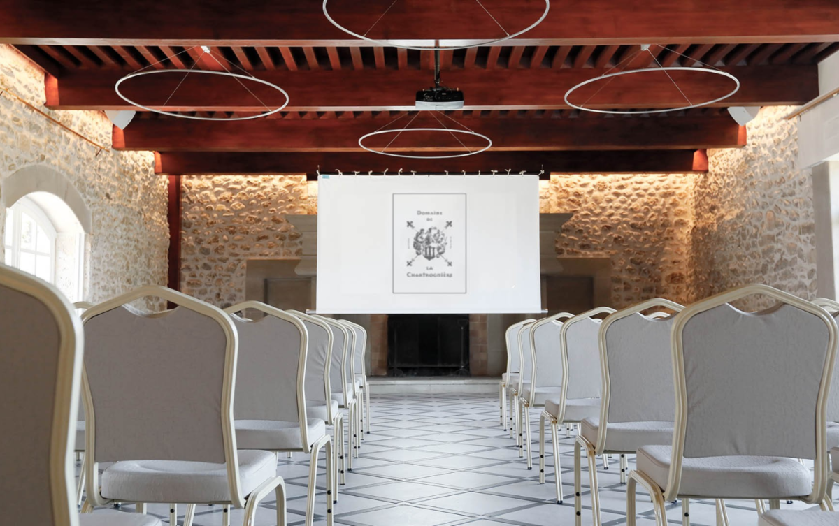 Vue intérieure de la salle de réception au Domaine de la Chartrognière