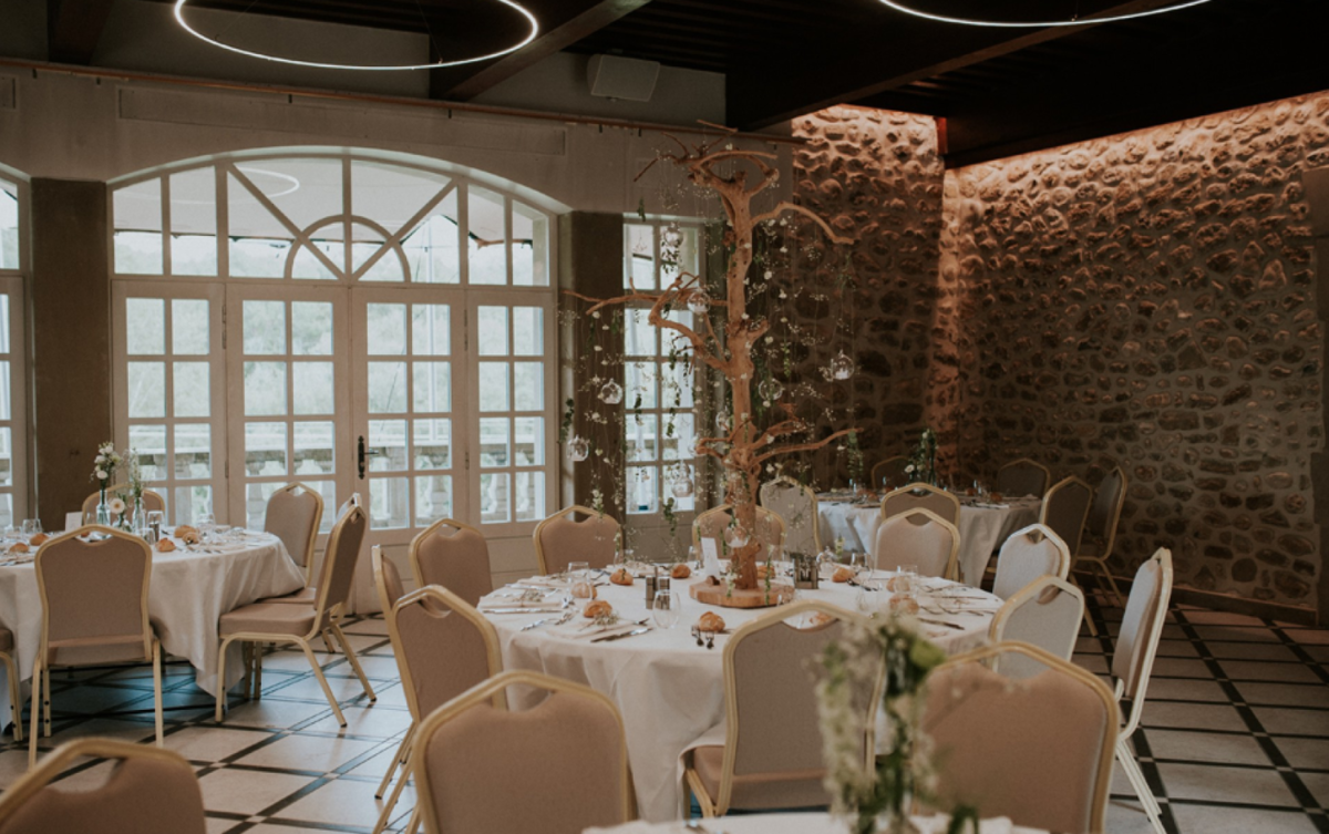 Vue intérieure des tables dressées au Domaine de la Chartrognière