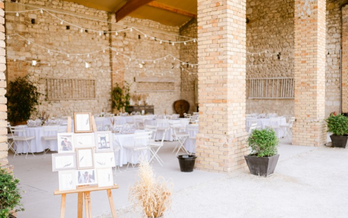 Vue extérieure des tables dressées au Domaine de Sarson