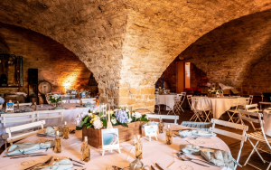 Vue intérieure du Domaine des Coteaux d'Or avec tables dressées