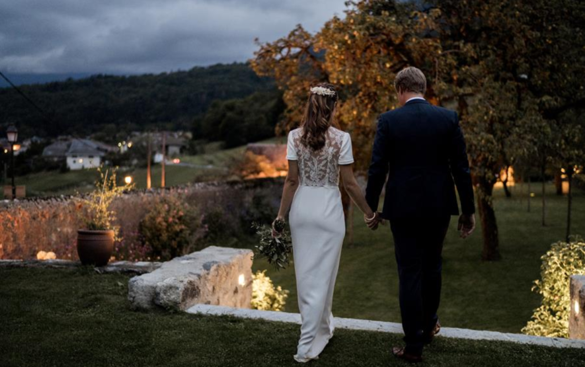 Cliché de mariés dans les jardins de La Ferme de Gy