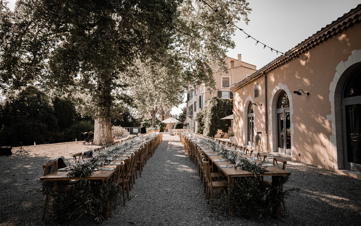 Tables extérieur Domaine de Blacons