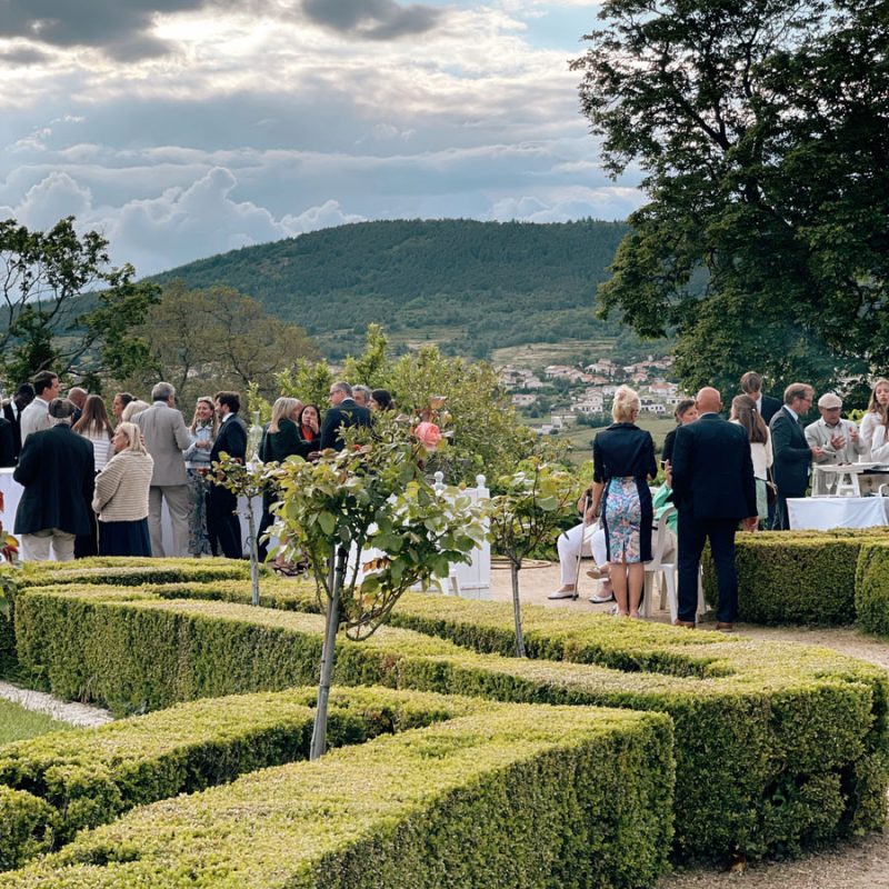 Vue des jardins d'une réception privée